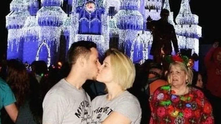 JADNI NEMAJU POJMA DA SU ISPALI IDIOTI: Nabrušene svekrve i nezgodne pozadine doista mogu pokvariti dojam