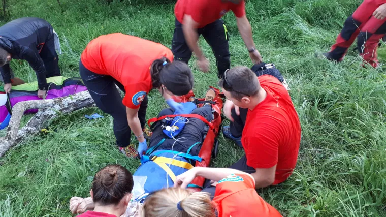 Dramatično spa&scaron;avanje kod Plitvica: Paraglajderu se krilo 'preklopilo', naglo se obru&scaron;io na zemlju