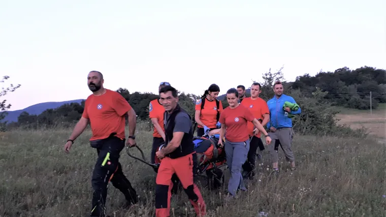 HGSS-OVCI SPASILI PARAGLAJDERA U LICI: Nije uspio sletjeti, krilo mu se preklopilo i pao je na tlo