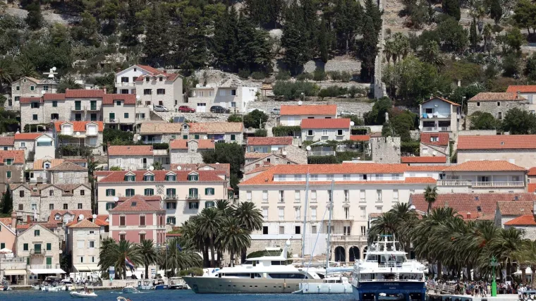 Pogledajte cijene na otocima, pola litre vode 35 kuna, kava 40...