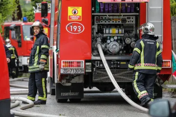 Eksplodirao plin u stanu, vatrogasci spasili dvoje ljudi, specijalci evakuiraju stanare