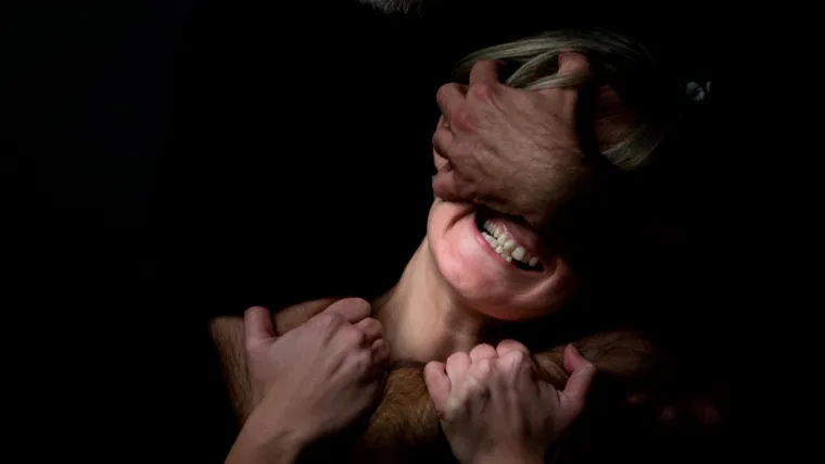 Tukao suprugu, vukao je za kosu, &scaron;aketao i prijetio smrću, sinu izbio zub...