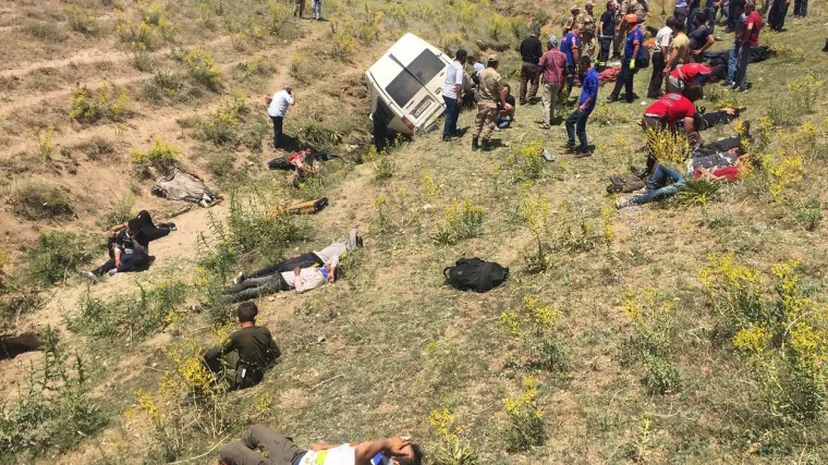 Autobus prevozio migrante. Sletio niz padinu, prevrnuo se i upao u riječno korito. Poginulo 17 ljudi, a 50 ih je ozlijeđeno