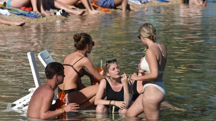 Nakon prva dva tjedna 122.000 turista manje i čak 470.000 noćenja manje