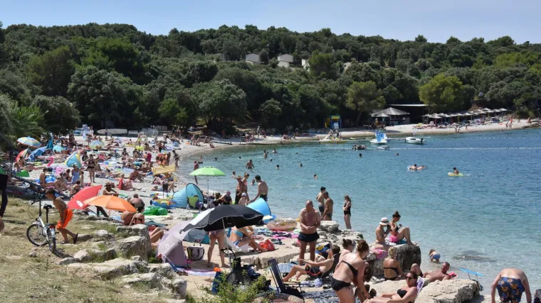 Gosti iz &Scaron;vicarske ostali &scaron;okirani: 'Poniženi smo nasred plaže u Makarskoj'