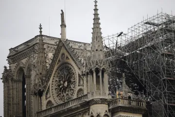 Obnova katedrale Notre Dame: Neugodan miris se još uvijek osjeti u zraku, a rizik od urušavanja je velik