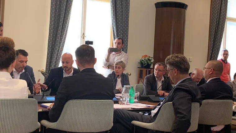 Premijer nije impresioniran: Dok Maras sipa drvlje i kamenje na Vladu, Plenković tipka na mobitel!?