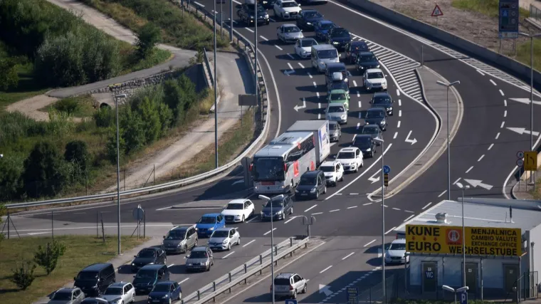 Kolone na cestama prema moru i na graničnim prijelazima, gužve u trajektnim lukama