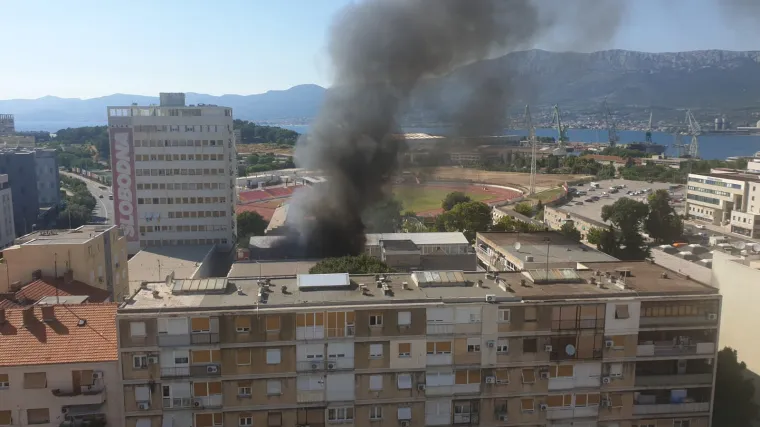 Buknula vatra u skladi&scaron;tu Slobodne Dalmacije, djelatnici evakuirani: 'Ne znam čega sve tamo ima'