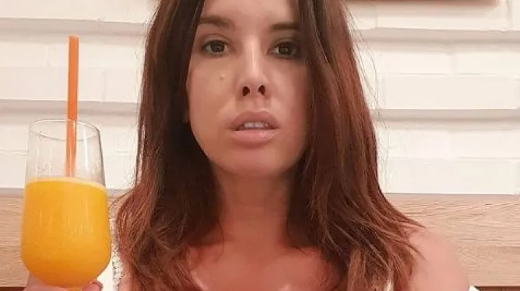 Naveliko joj viri seksi čipkasti grudnjak, ali nitko se ne buni