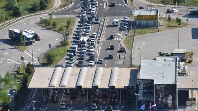 Vozači, držite razmak i prilagodite brzinu: Kolone na prijelazima Ka&scaron;tel i Plovanija, gužve i na Krčkom mostu