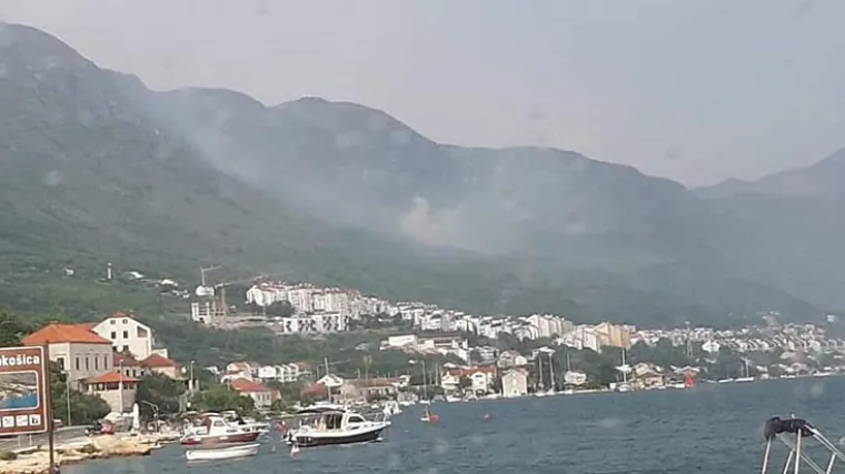 VIDEO Požar iznad Prijevora i Zatona: Na terenu 30 vatrogasaca s 11 vozila, gasi i kanader