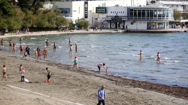 U životnoj opasnosti: Francuz na Bačvicama ugledao lopova pa ga ovaj izbo nožem