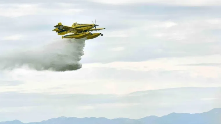 Dva airtractora gase požar u zaleđu Vodica