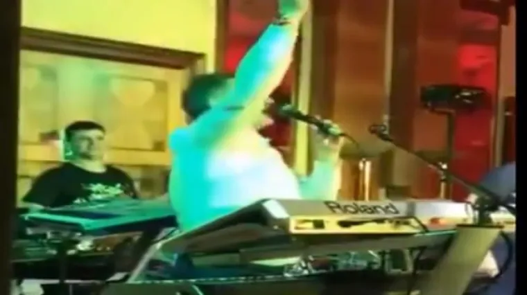 Uzeo mikrofon i zapjevao poznatu pjesmu