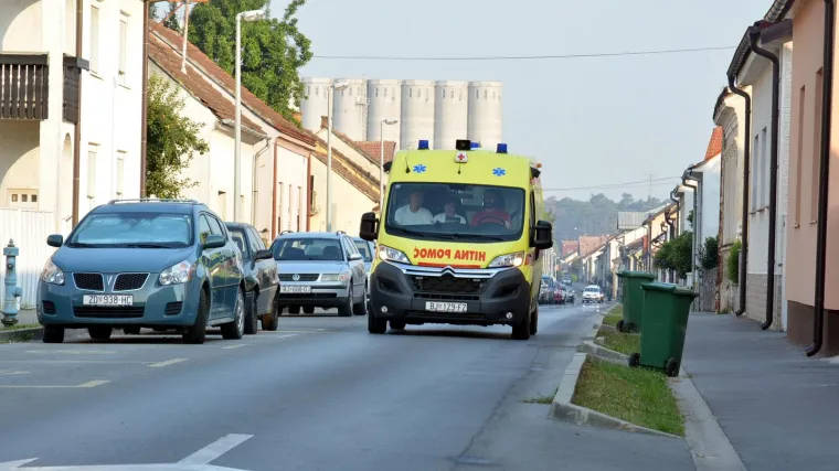 Sekunde život znače: Vozači, stvaranjem koridora za hitnu pomoć spašavate život unesrećenog!
