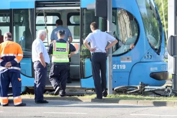 Tramvaj naletio na pješakinju u Zvonimirovoj ulici. Hitno su je prevezli u bolnicu