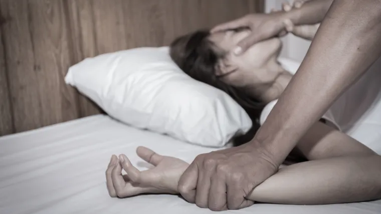 Zlostavljao suprugu i sina 16 godina, tukao ju i trudnu: Prijavila ga, a sud ga pustio da se brani sa slobode