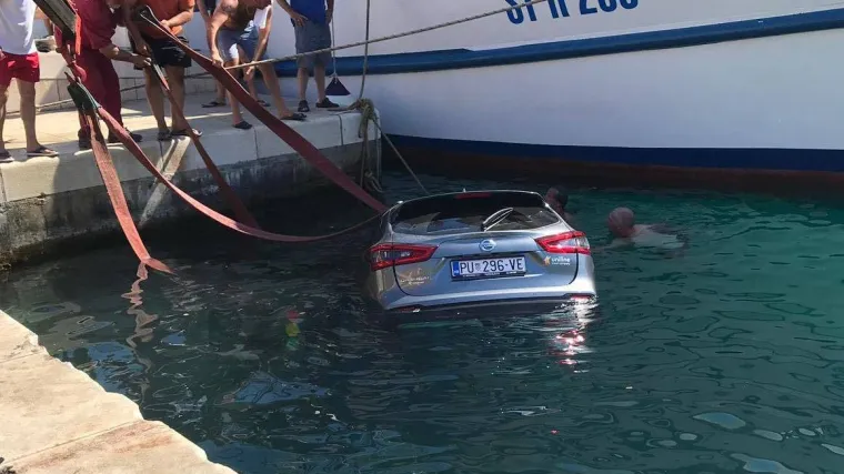 Na Visu automobil upao u more; Vozač u gabuli, a promatrači ga ubijaju forama