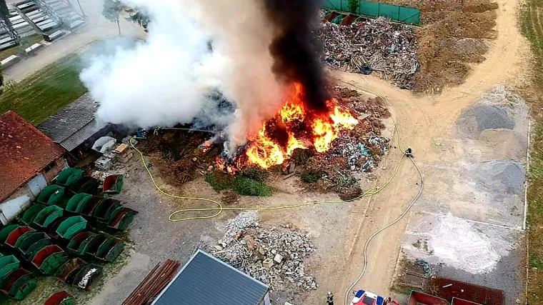 VIDEO/FOTO Požar na Mirogoju: Gorjeli spremnici s metalom i plastikom, lampa&scaron;i, ukrasi...