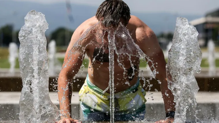 Hladan tu&scaron; i ledena voda se čine kao super ideja na vrućinama, ali grije&scaron;ite! Bit će vam samo jo&scaron; gore