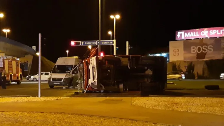 Vatrogasci jurili gasiti požar na splitskoj Pjaci, pa se sudarili i prevrnuli na krov