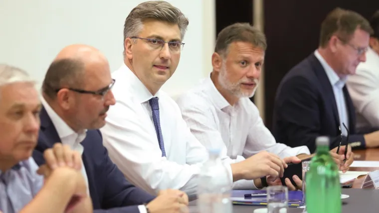 HDZ-ova ELITA JUČER SATIMA ZASJEDALA, DONIJELI SU ODLUKU: Smanjuje se stopa PDV-a ugostiteljima, evo koliko točno