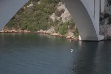 Direktor križevačke tvrtke skočio sa šibenskog mosta u odijelu