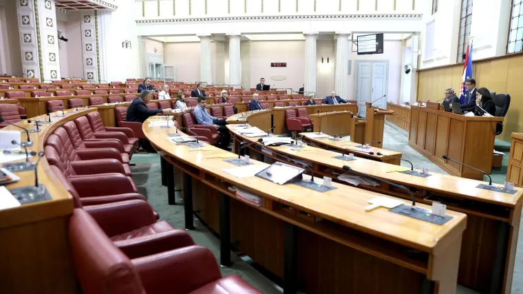 Raniji godi&scaron;nji? Najvi&scaron;e zastupnika u srpnju neopravdano izostalo s izvanredne sjednice Sabora