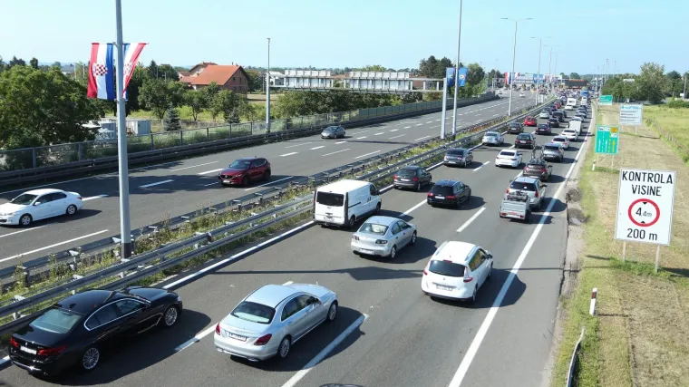Pojačan promet na glavnim prometnicama u smjeru mora: Nesreća na autocesti A6
