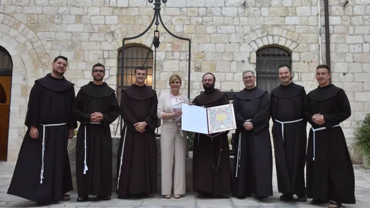 Predsjednica se u Jeruzalemu družila s franjevcima, uručila im povelju RH: 'Stoljećima brinu za svoj narod'