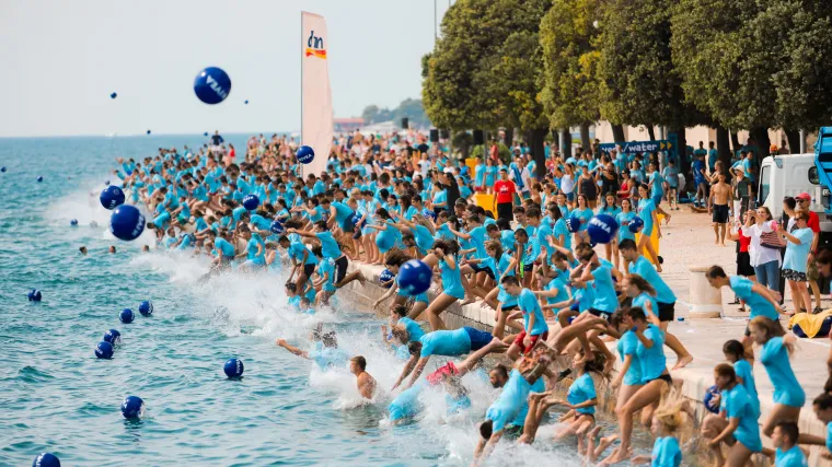 Na dm millennium jumpu 3.000 ljudi skakalo za male  polaznike &Scaron;kole plivanja