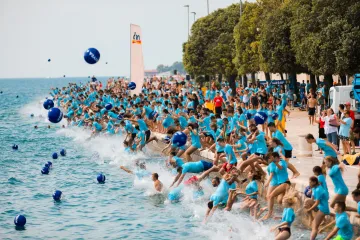 Na dm millennium jumpu 3.000 ljudi skakalo za male  polaznike Škole plivanja