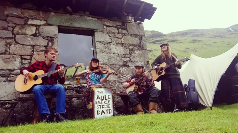 The Auld Reekie String Band nastupa na Sceni Amadeo