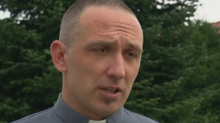 Svećenika proganja zaljubljena župljanka od 60 godina: 'Jako je ljubomorna! Muž? Nije reagirao'