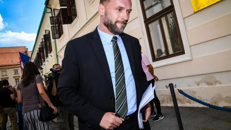 Čovjek skoro pao svaki razred, strelovito mu je krenulo nakon HDZ iskaznice