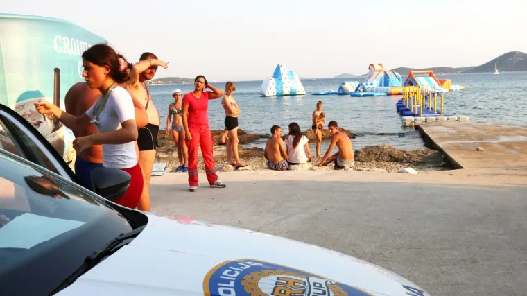 U kampu snimao djecu koja su se bez odjeće kupala u bazenu