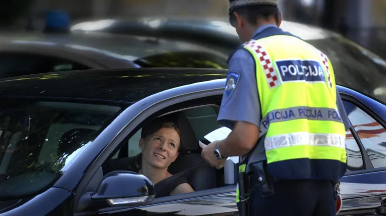 Mobitel za vrijeme vožnje, nevezanje pojasa... Sve na jednom mjestu