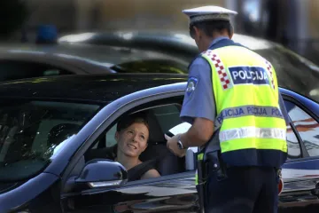 Mobitel za vrijeme vožnje, nevezanje pojasa... Sve na jednom mjestu