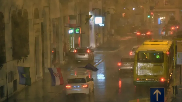 Nevrijeme hara Hrvatskom: Automobili plivaju, voda je do koljena...