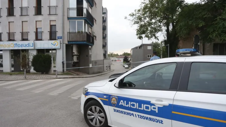 Dvije sestre, njihove roditelje, mu&scaron;karca i dijete (10)