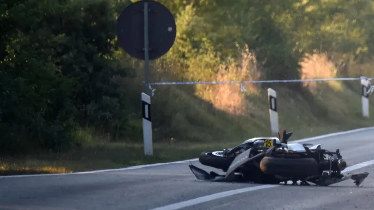 Nesreća kod Slavonskog Broda: Poginuo mladi motociklist, udario u parkirano vozilo