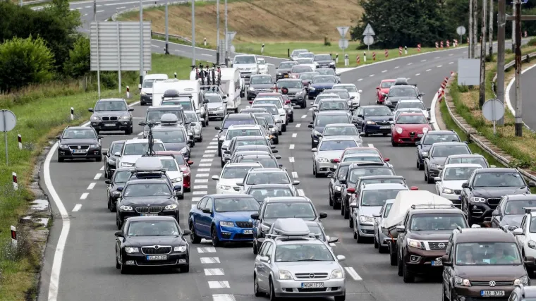 Od ranog jutra kolone na autocestama, na nekim dionicama i do 11 kilometara