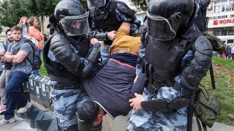 Policija privela gotovo 700 osoba