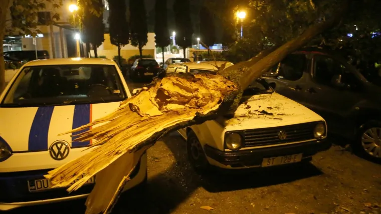 Oluja ru&scaron;ila i čupala stabla i električne stupove, a vjetar nasukao vi&scaron;e od 100 brodića