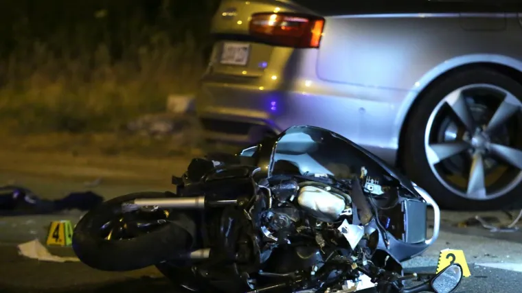 Bez dozvole vozio motor i sletio s ceste u parkirani automobil