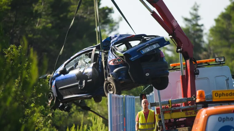 Te&scaron;ka prometna nesreća: Automobil se okrenuo na krov, jedna osoba poginula