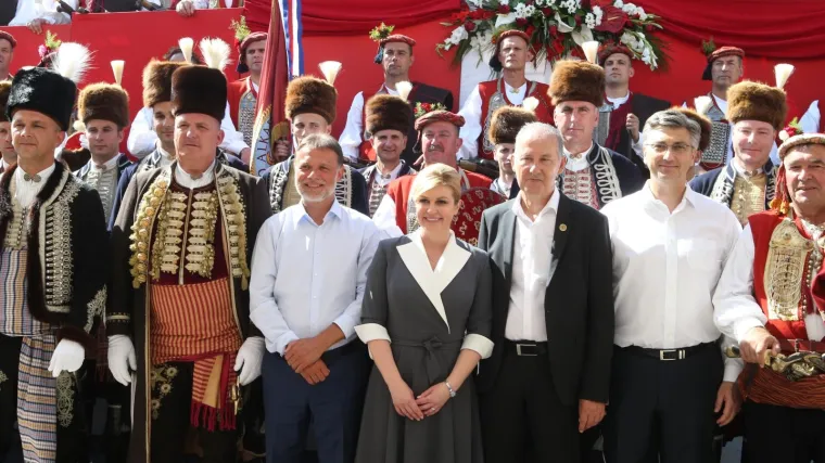 Državni vrh slio se u Sinj, Penava pokupio najveći aplauz i ovacije