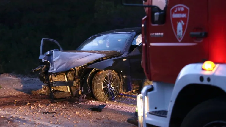 Dvoje mladih ispalo iz vozila, pet ih je te&scaron;ko ozlijeđenih