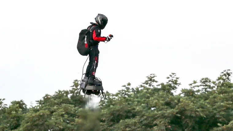 'Leteći čovjek' Franky Zapata 'flyboardom' preletio La Manche